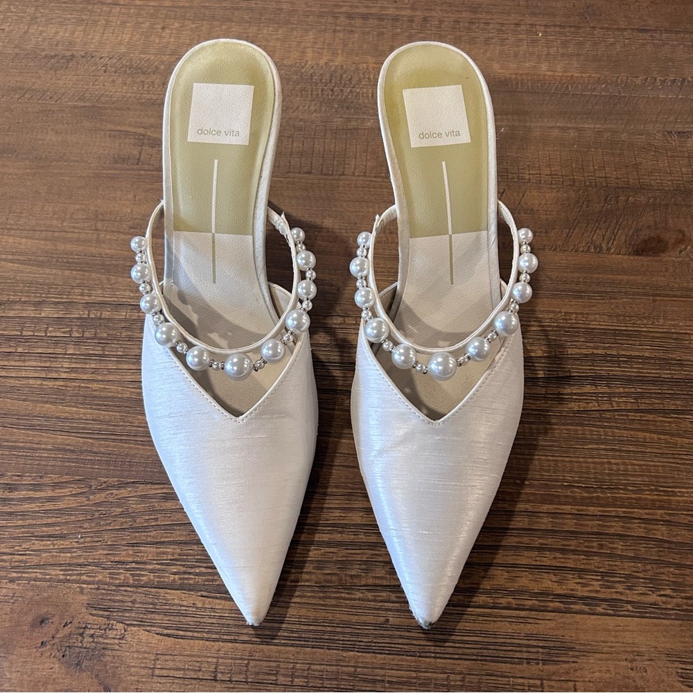Women’s size 8 Dolce Vita Kanika heels in the color Vanilla silk